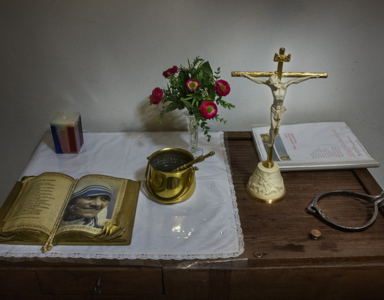 Weihwasser, Gebete, Kruzifix - alles, was ein Exorzist braucht (Foto: Max Intrisano)