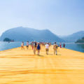 Floating Piers. Das begehbare Kunstwerk des Künstlers Cristo am Lago d'Iseo.
