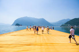 Floating Piers. Das begehbare Kunstwerk des Künstlers Cristo am Lago d'Iseo.