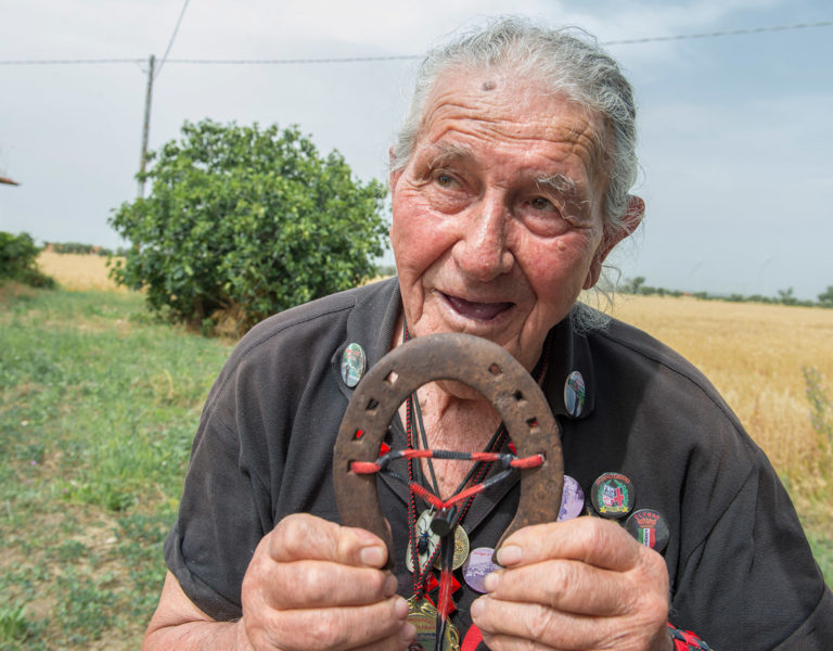 Nonno Ciccio mit seinem Glücksbringer (Foto: Max Intrisano)