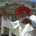 Im vollen Ornat: Papst Benedikt XVI., in seiner aktiven Amtszeit mit rotem Hut.