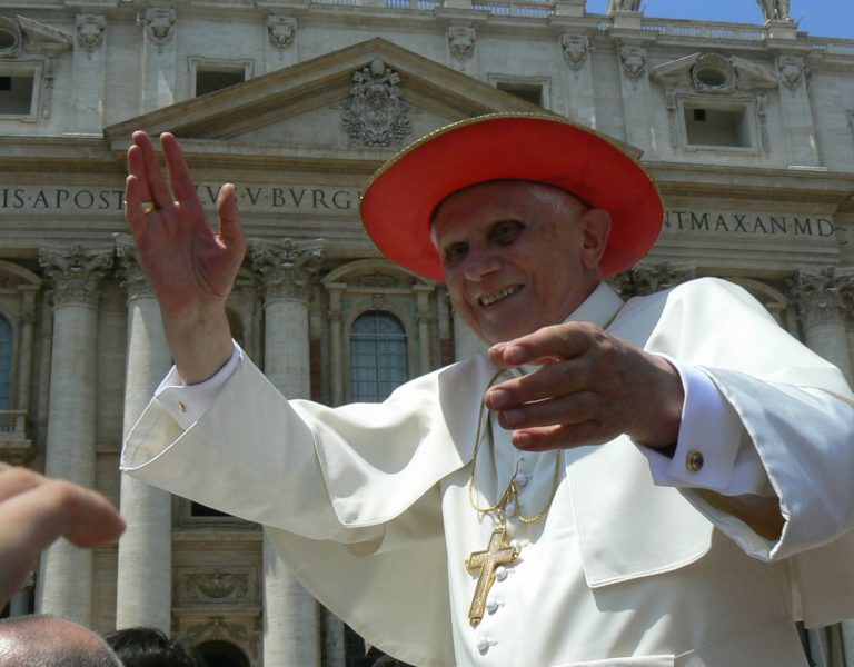 Im vollen Ornat: Papst Benedikt XVI., in seiner aktiven Amtszeit mit rotem Hut.