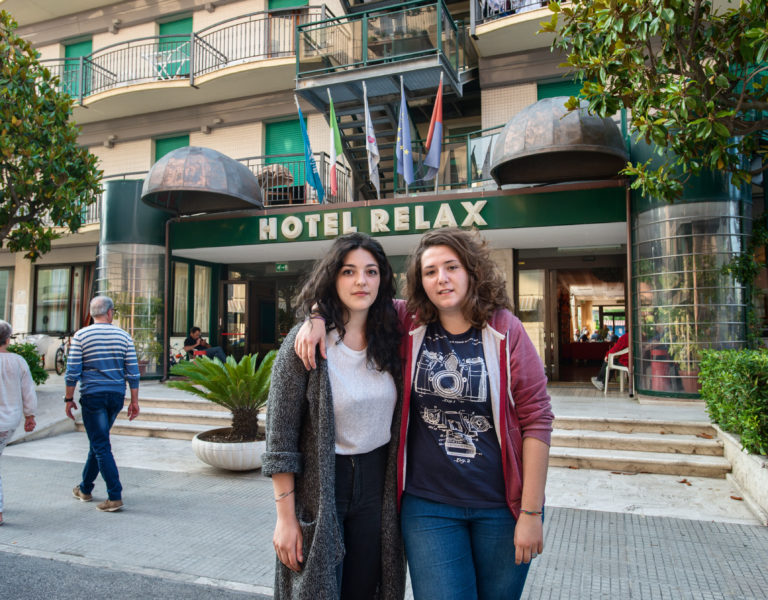 Livia Micozzi und Elisa Vittori vor ihrem neuen Zuhause. Foto: Max Intrisano