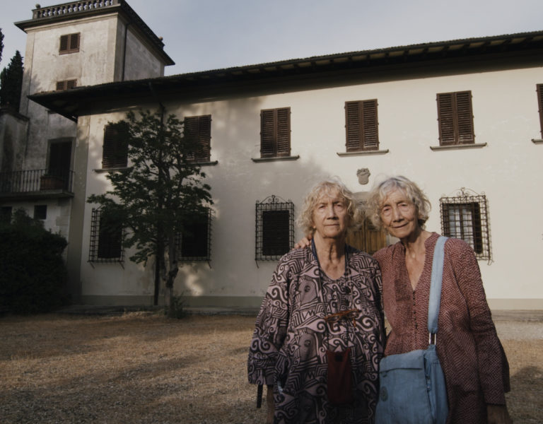 Paola und Lorenza Mazzetti vor der Villa Il Focardo. Foto: Film-Produktion